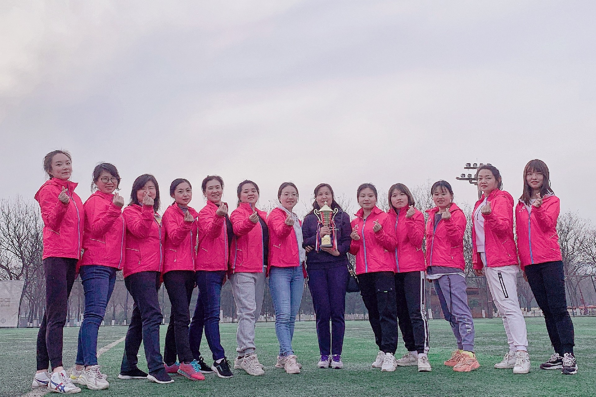 巾幗風(fēng)采創(chuàng)佳績、團(tuán)結(jié)一心建新功