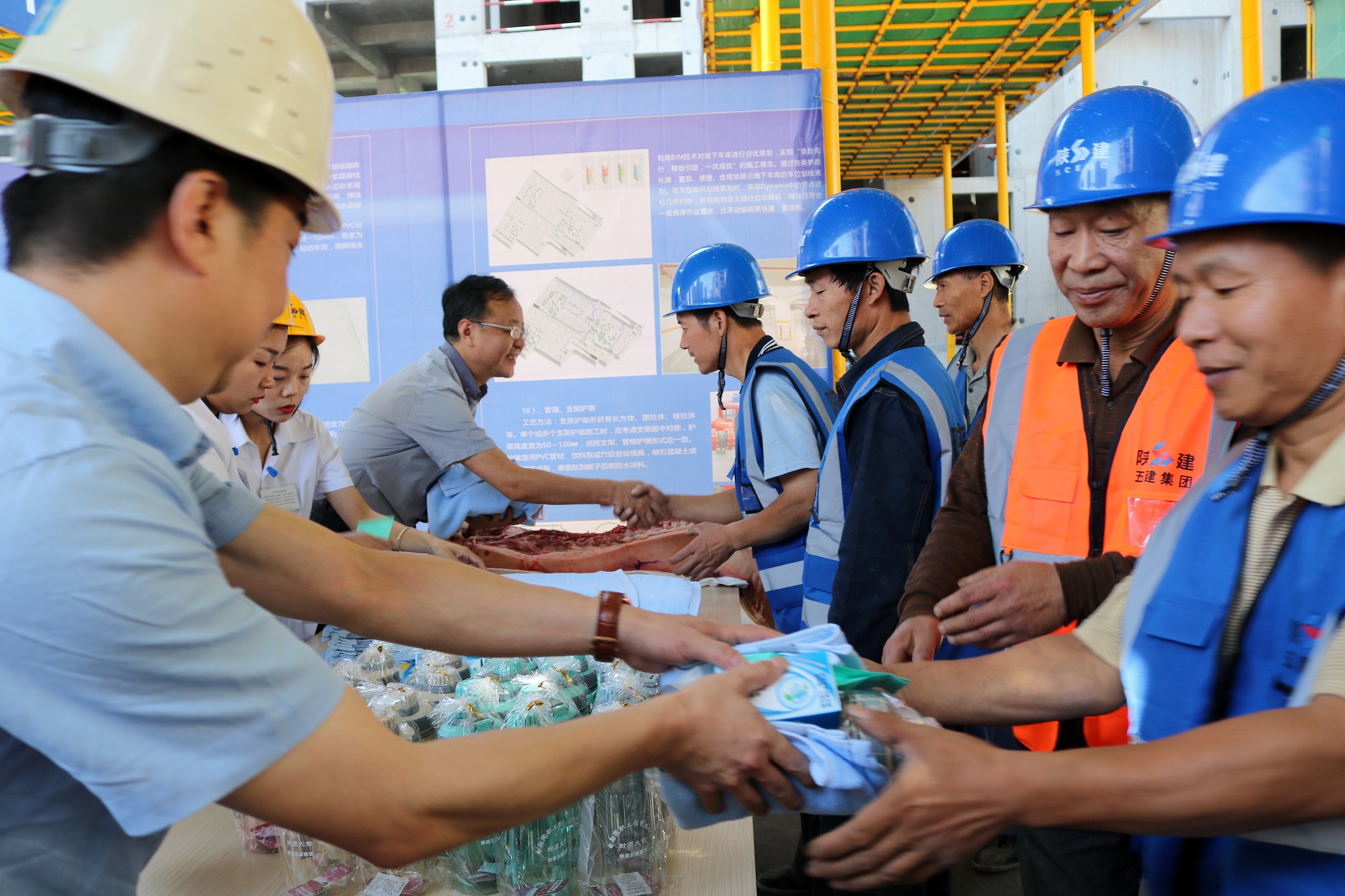 電勘院職工住宅樓1號樓舉行封頂儀式